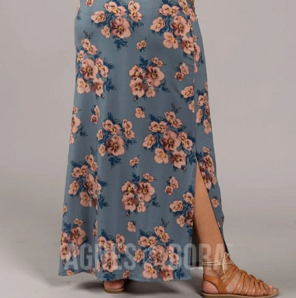 Agnes & Dora Side Slit Maxi Skirt - Picture 2 of 2
